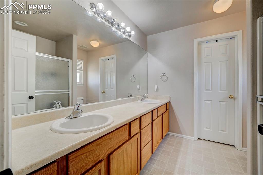 Image 12 of 34: Bathroom