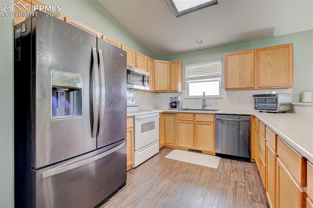Image 6 of 34: Kitchen