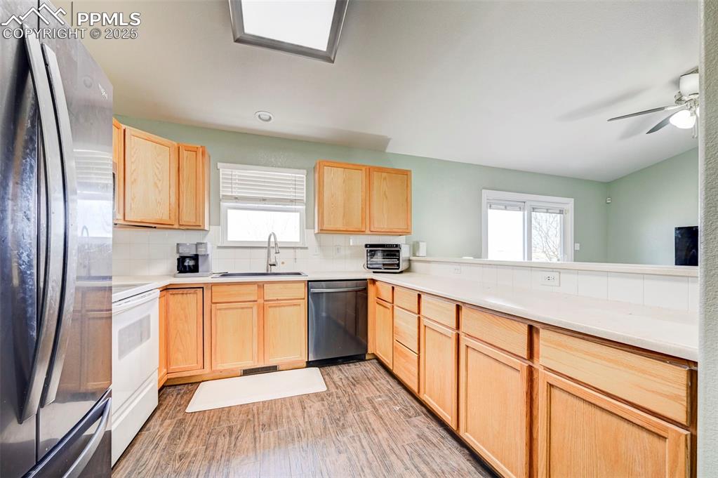 Image 7 of 34: Kitchen