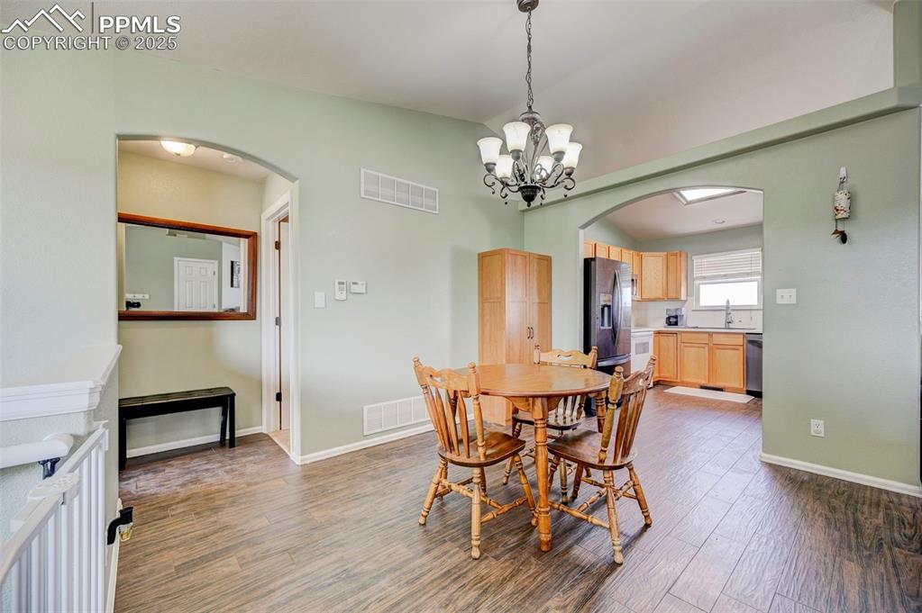Image 9 of 34: Dining Area