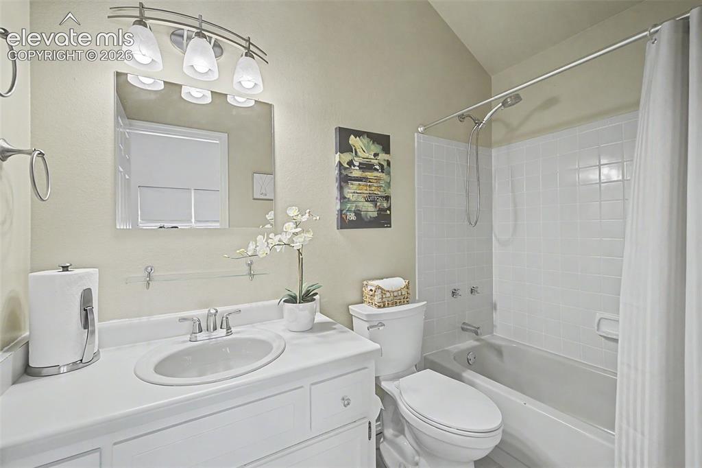 Image 22 of 31: Full Bathroom