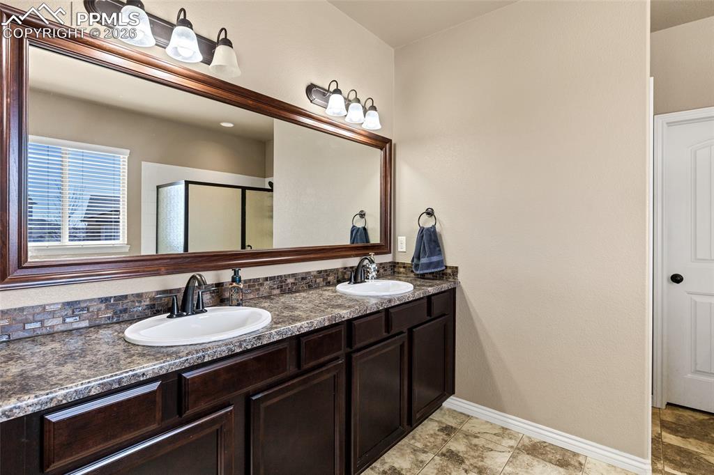 Image 16 of 49: Bathroom