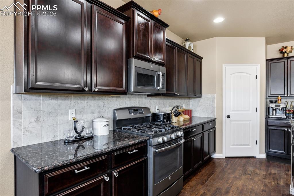 Image 20 of 49: Kitchen