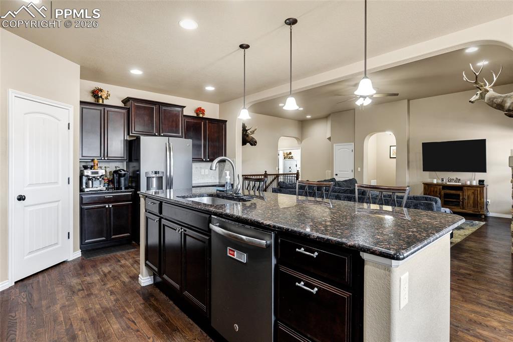 Image 21 of 49: Kitchen