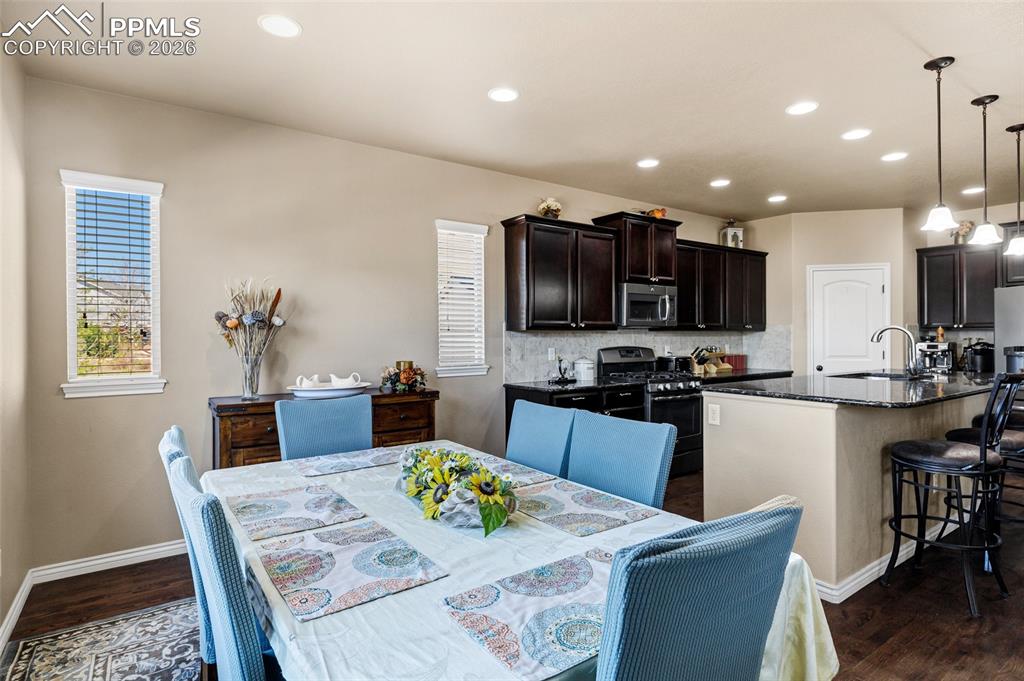 Image 23 of 49: Dining Area