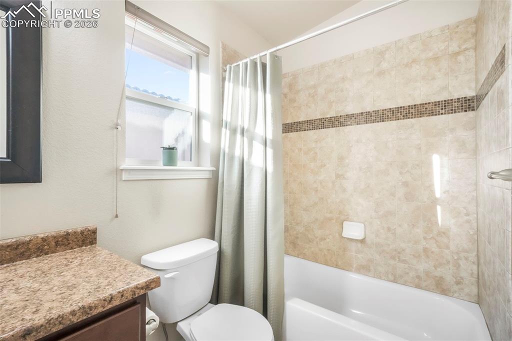 Image 31 of 50: Bathroom