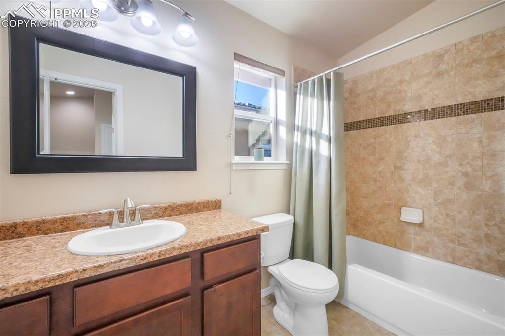 Image 32 of 50: Bathroom