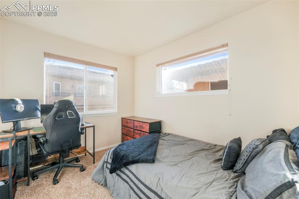 Image 33 of 50: Bedroom