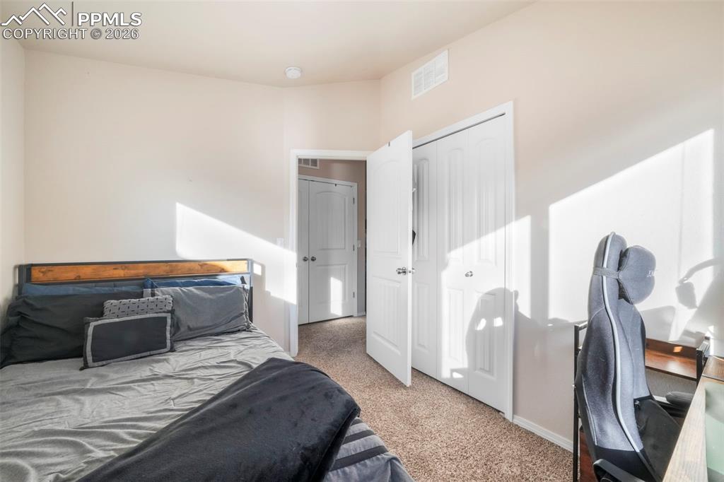 Image 35 of 50: Bedroom