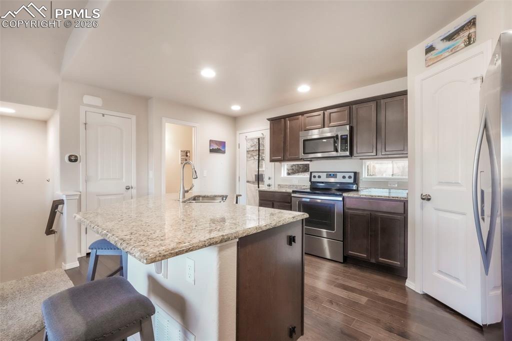 Image 5 of 50: Kitchen