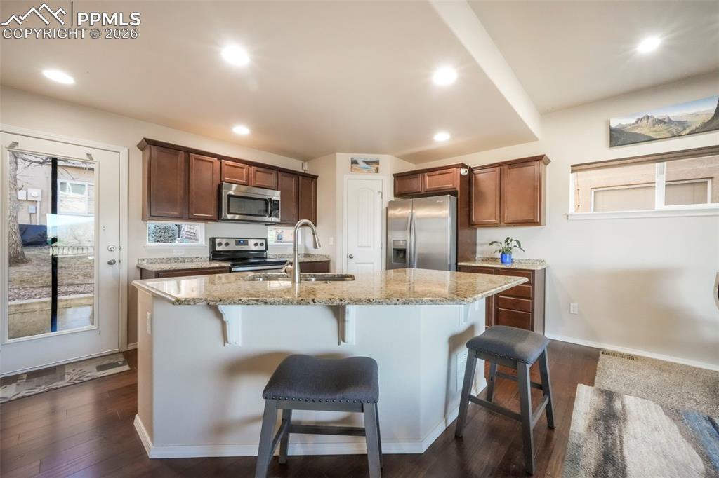 Image 7 of 50: Kitchen