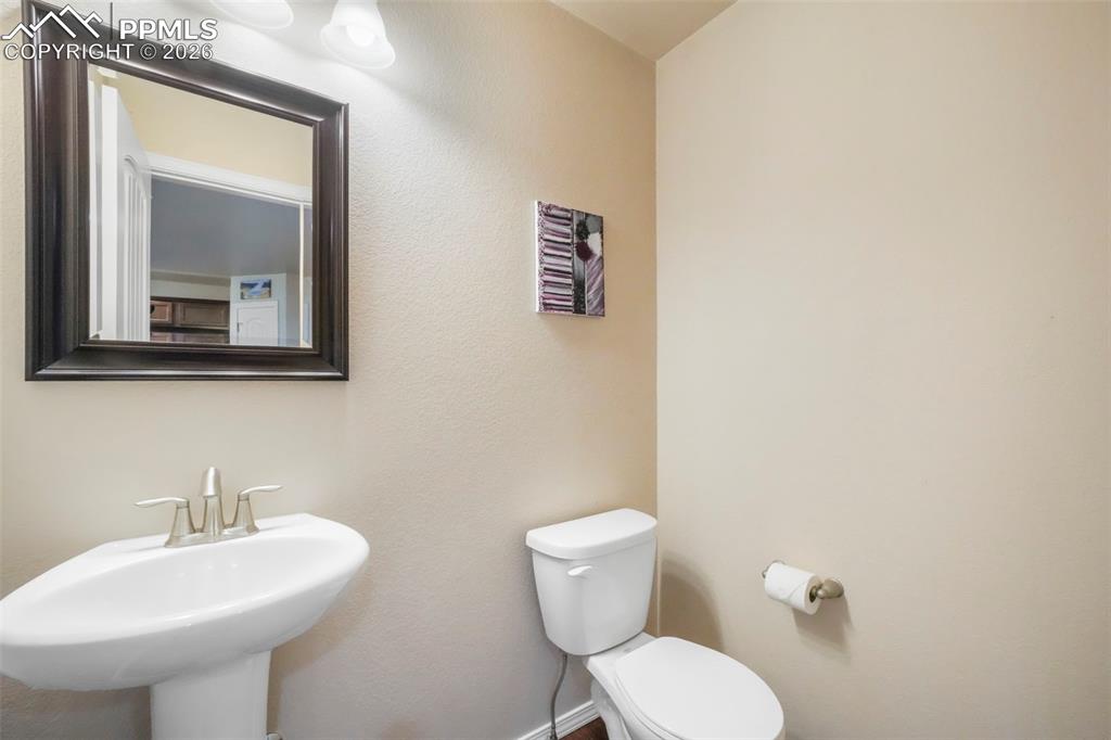 Image 8 of 50: Powder Room