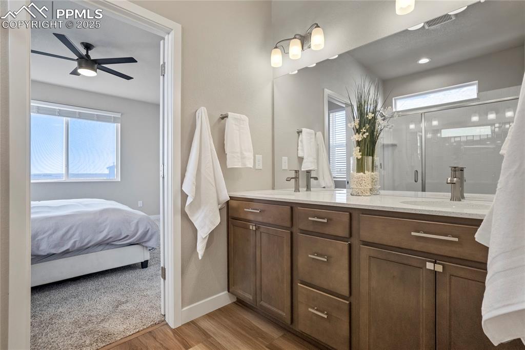 Image 17 of 49: Bathroom