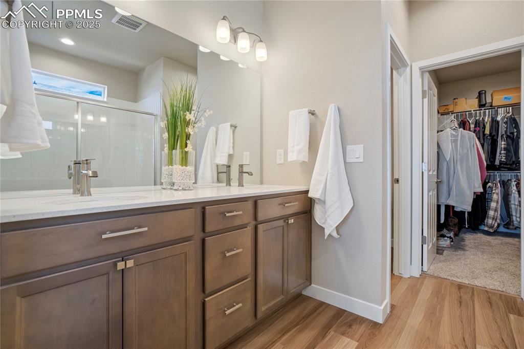 Image 18 of 49: Bathroom