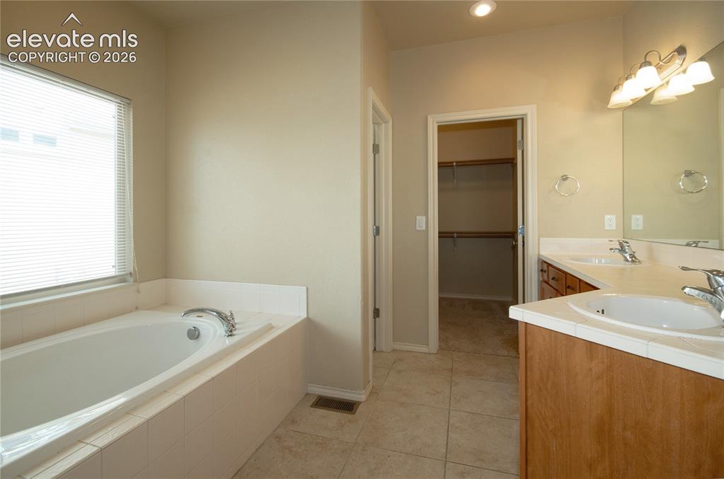 Image 24 of 42: Bathroom
