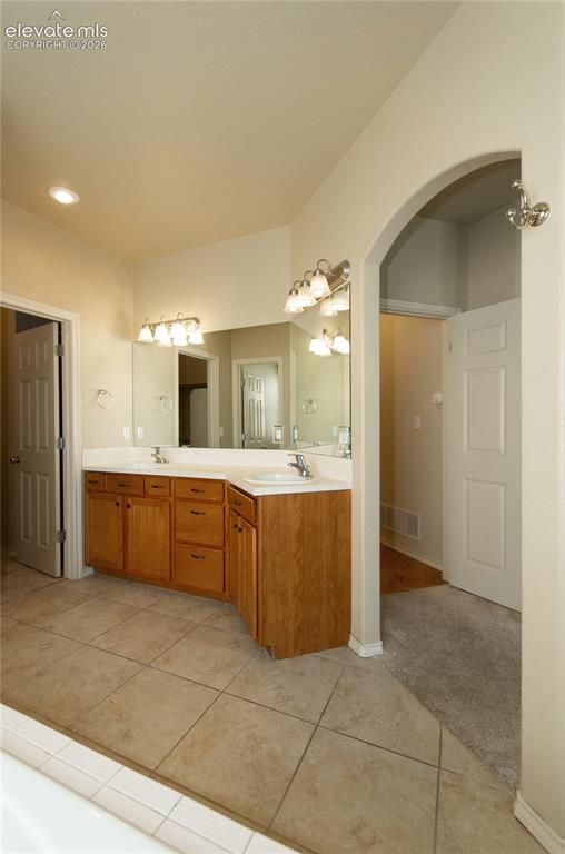 Image 25 of 42: Bathroom