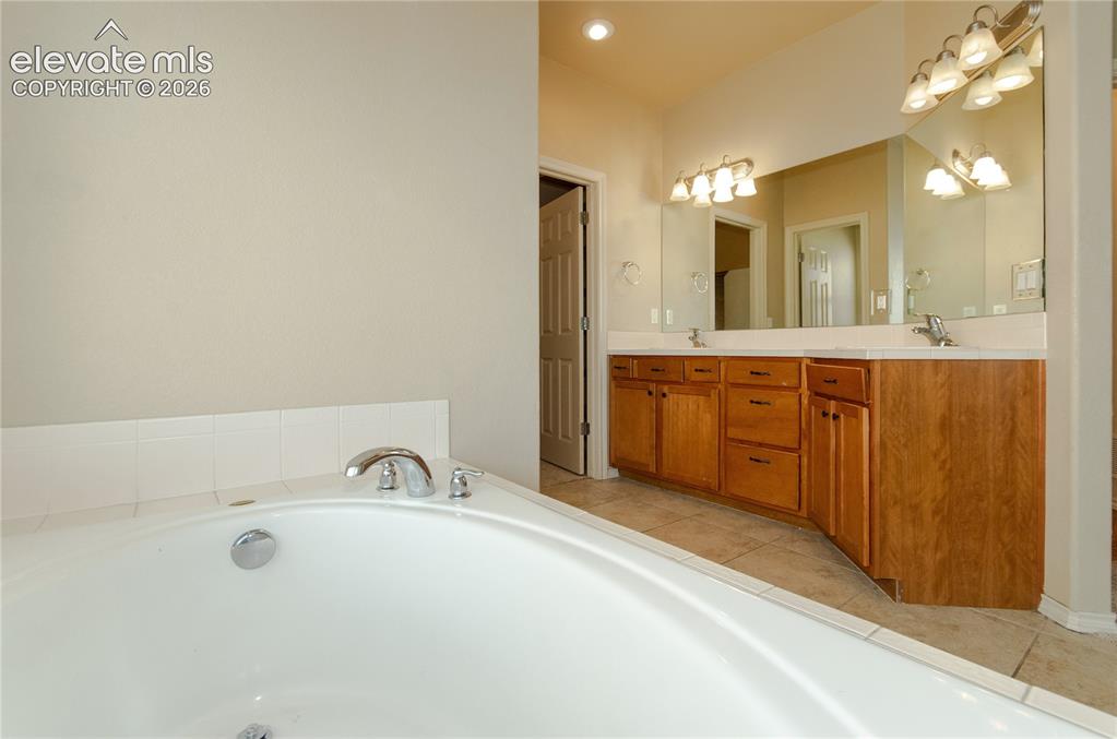 Image 26 of 42: Bathroom