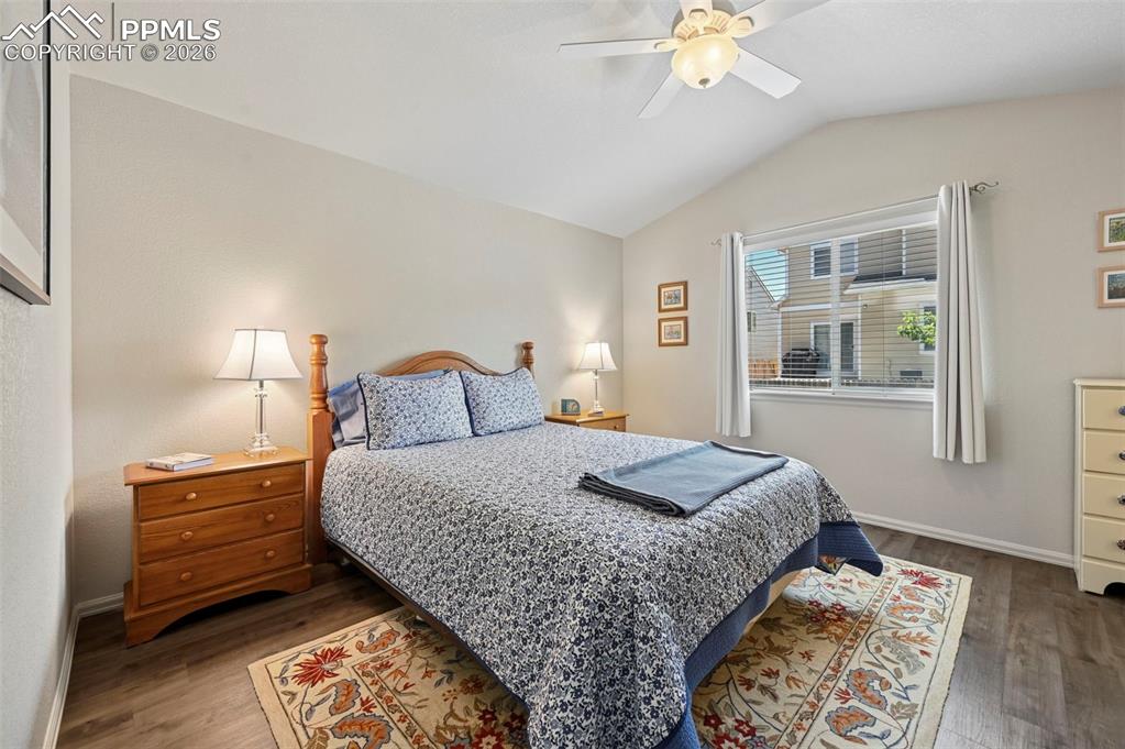 Image 14 of 24: Bedroom