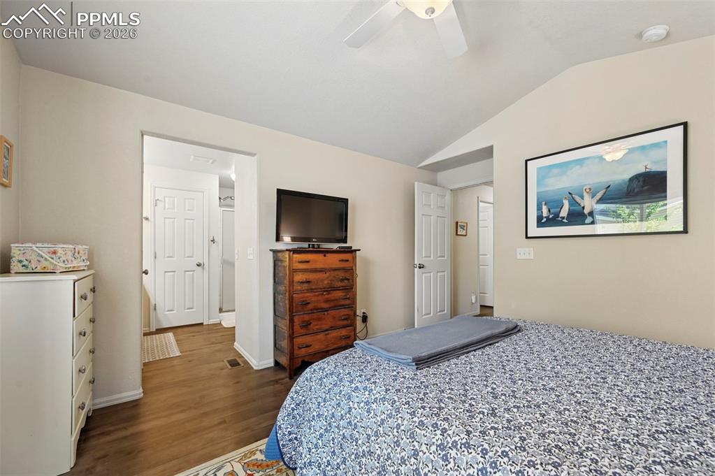 Image 15 of 24: Bedroom