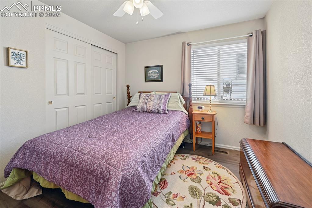 Image 17 of 24: Bedroom
