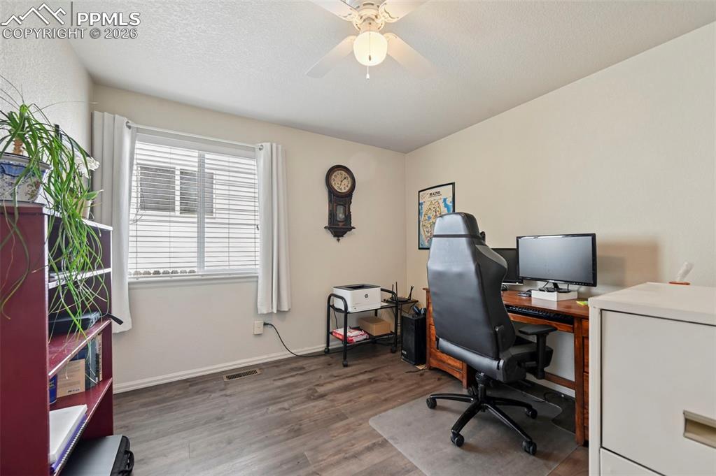 Image 18 of 24: Office