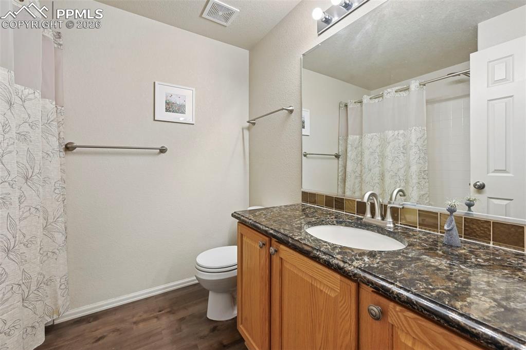Image 19 of 24: Bathroom