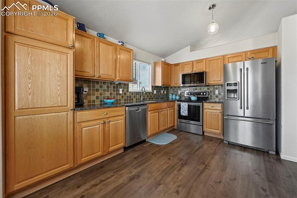 Image 7 of 24: Kitchen