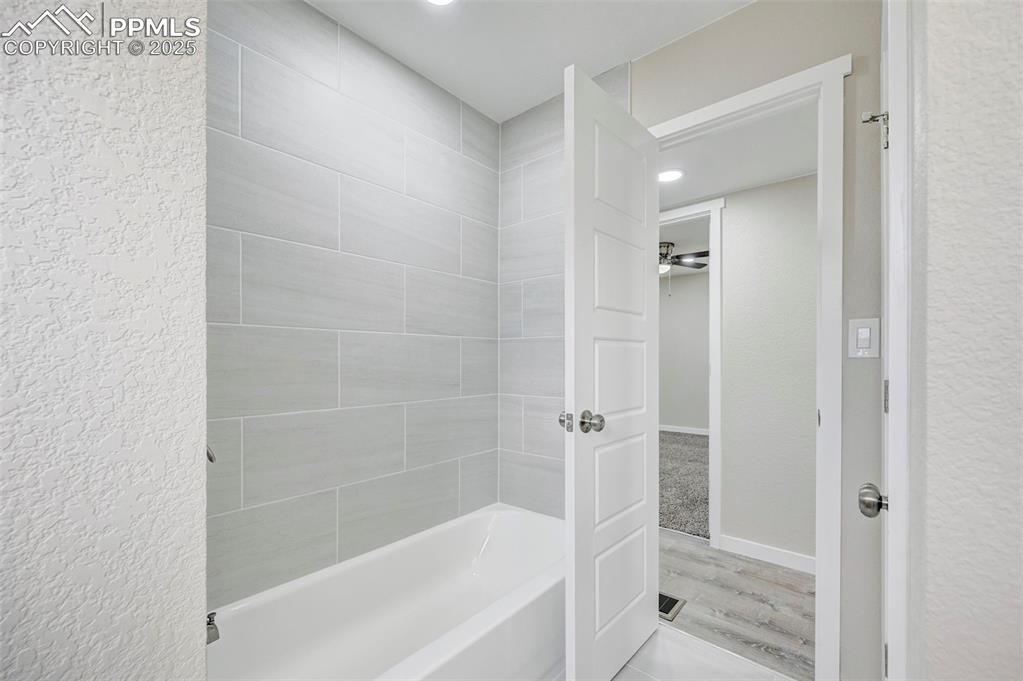 Image 27 of 37: Bathroom