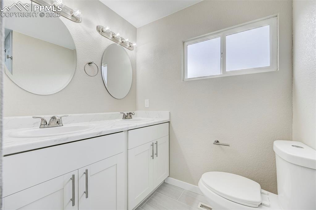 Image 28 of 37: Bathroom