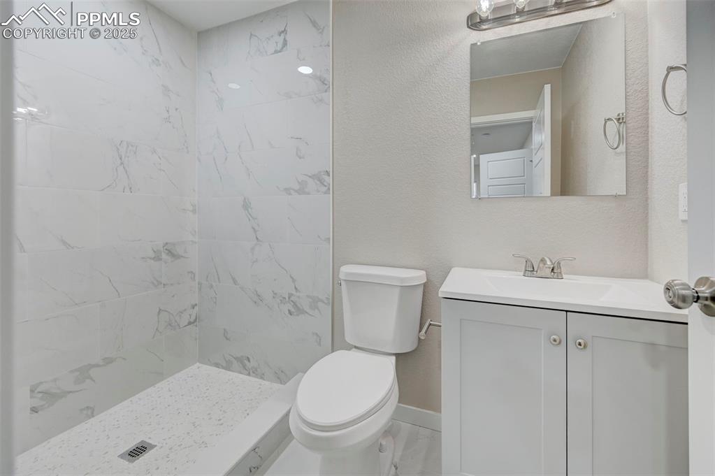 Image 35 of 37: Bathroom