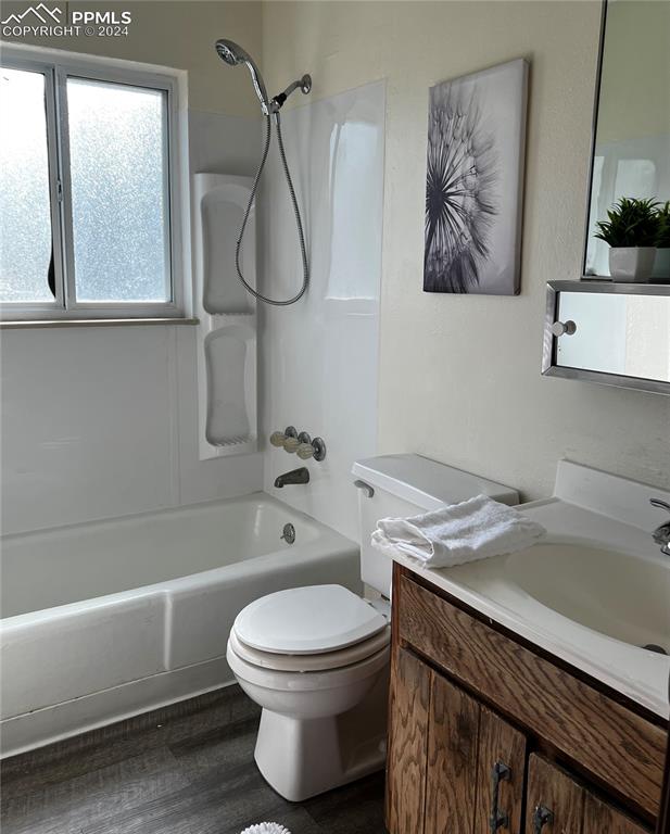 Image 12 of 23: Bathroom