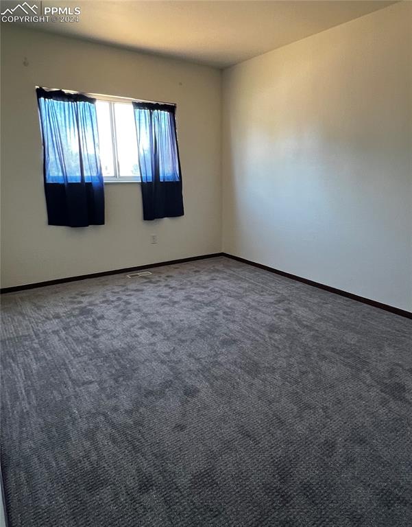 Image 14 of 23: Secondary bedroom
