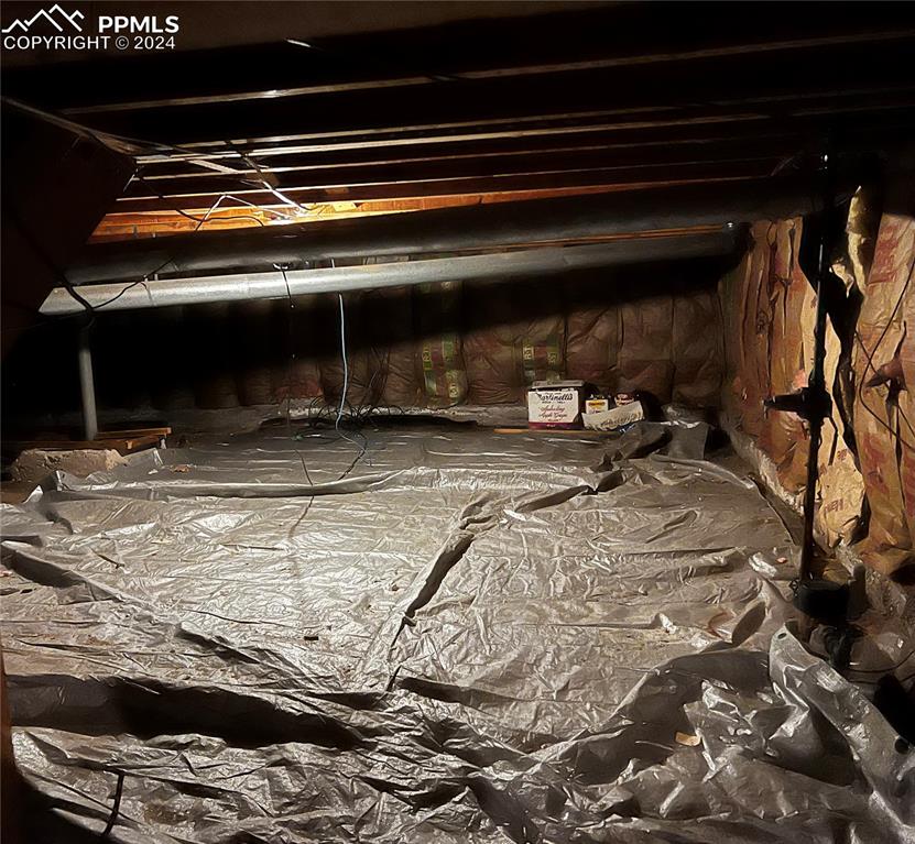 Image 20 of 23: Crawl space with loads of storage!