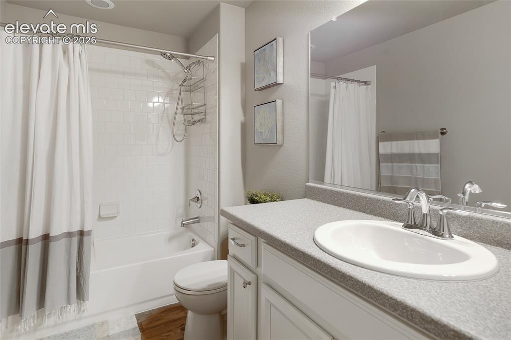Image 32 of 37: Bathroom