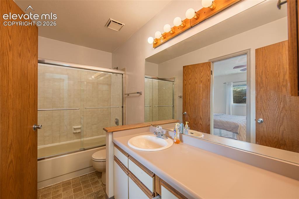 Image 18 of 23: Bathroom