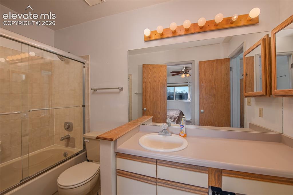 Image 19 of 23: Bathroom