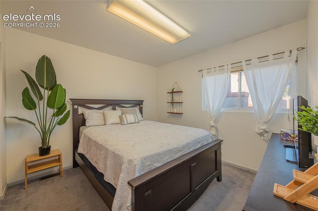 Image 20 of 23: Bedroom