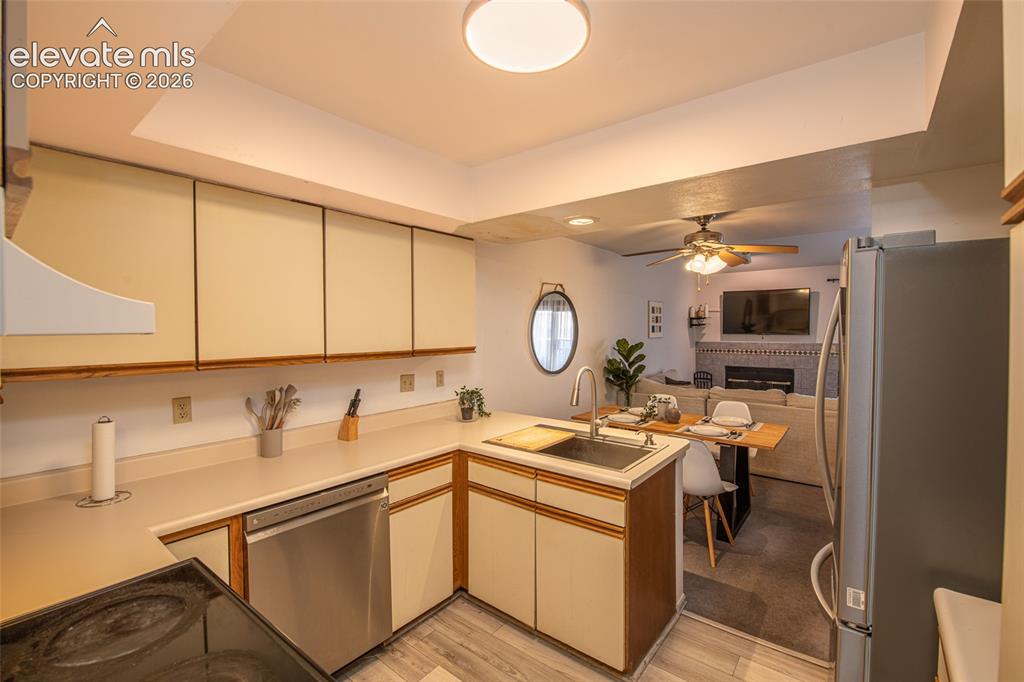 Image 3 of 23: Kitchen