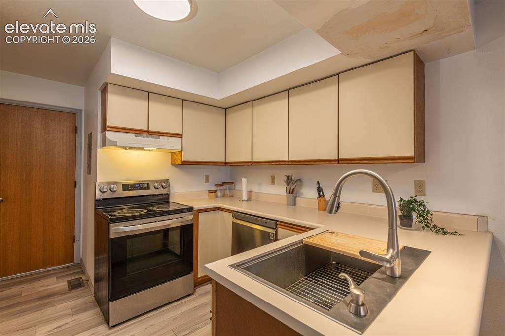 Image 4 of 23: Kitchen