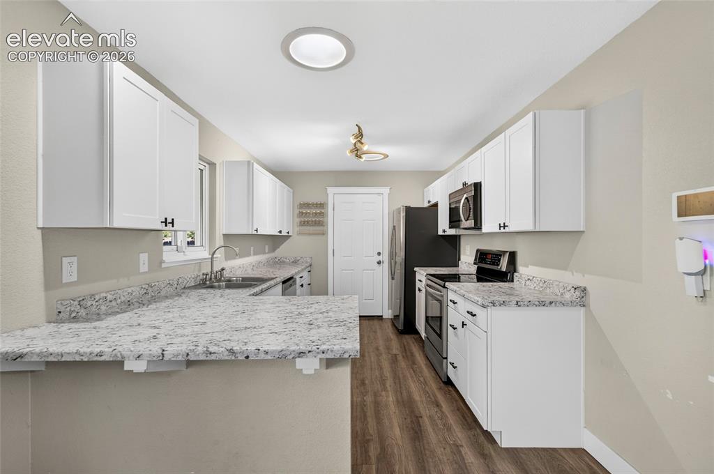 Image 10 of 42: Kitchen