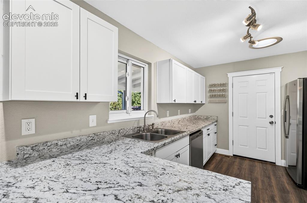 Image 15 of 42: Kitchen