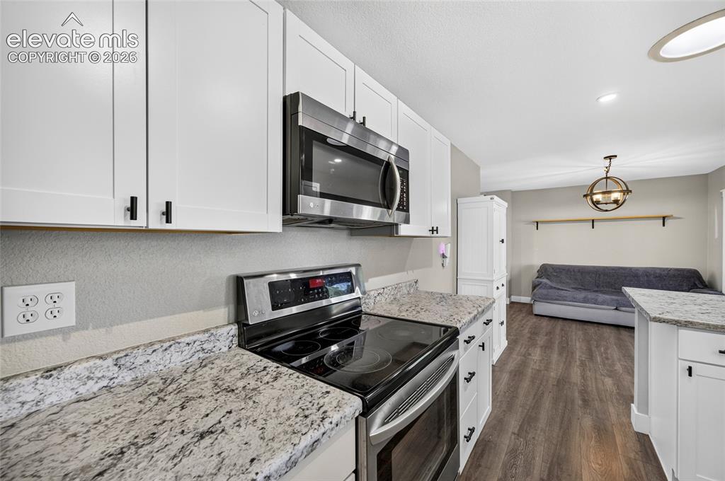 Image 16 of 42: Kitchen
