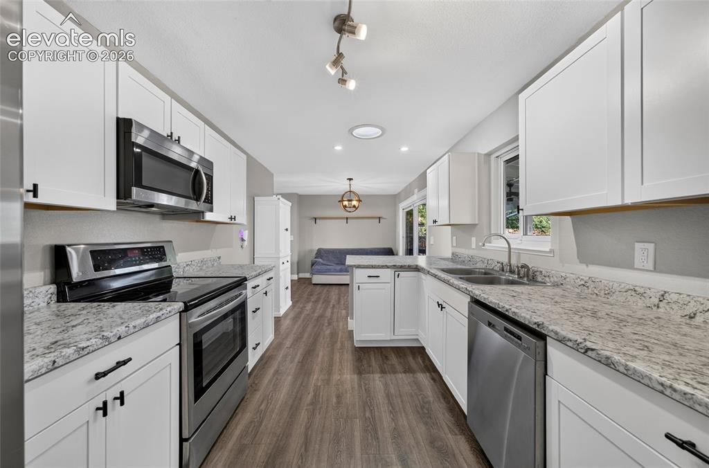 Image 18 of 42: Kitchen