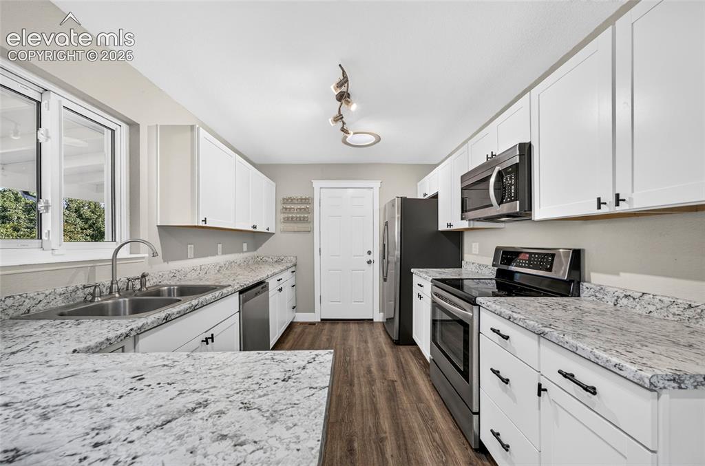 Image 19 of 42: Kitchen