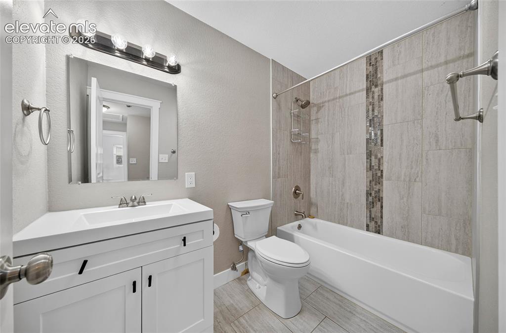 Image 28 of 42: Bathroom