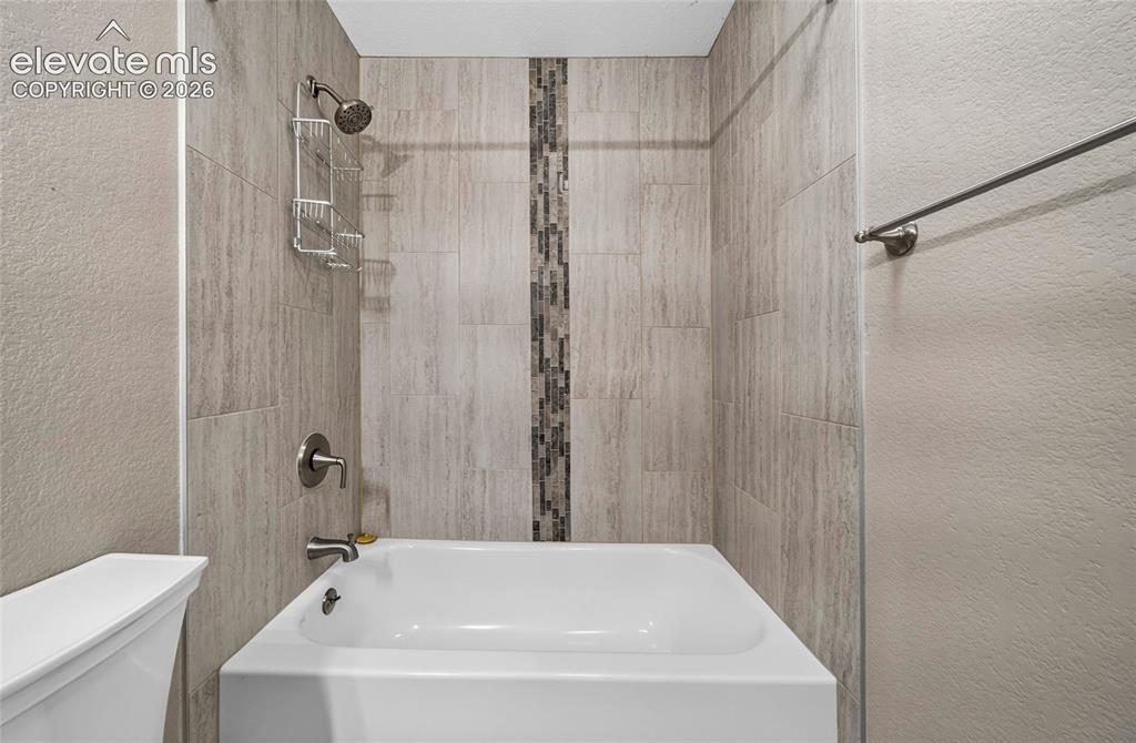 Image 29 of 42: Bathroom