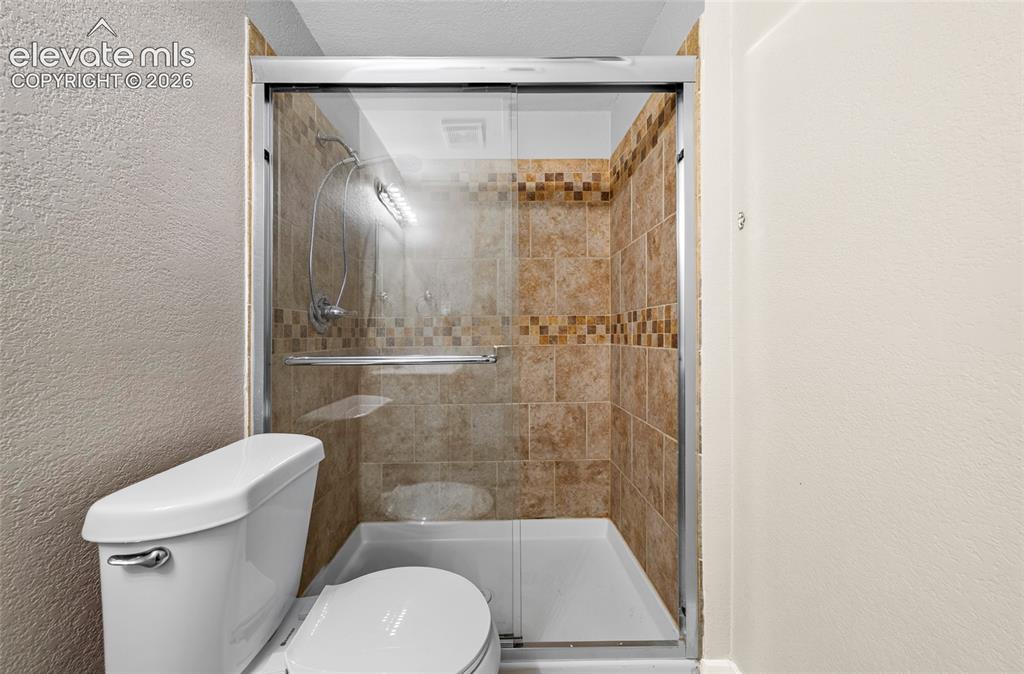 Image 32 of 42: Bathroom