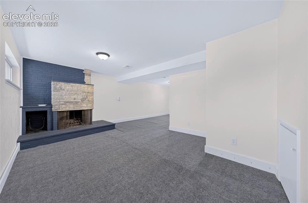 Image 35 of 42: Family Room