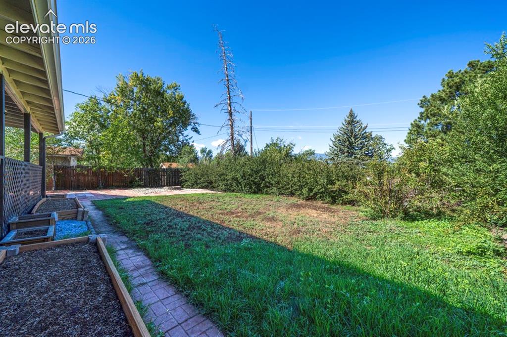 Image 41 of 42: Yard