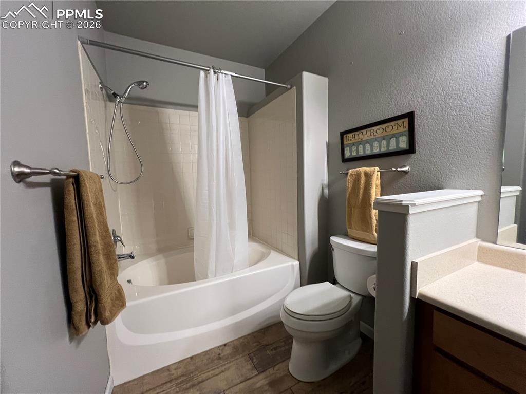 Image 13 of 17: Bathroom